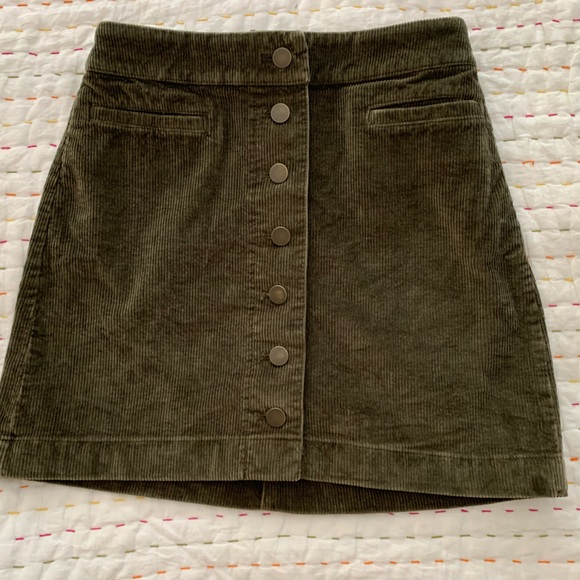 Wilfred Dresses & Skirts - Corduroy olive green button front skirt with pockets Wilfred free Aritzia